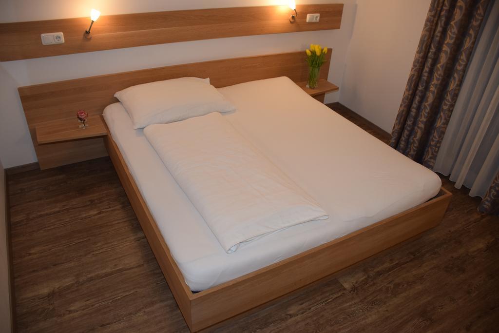 Appartement-Hotel Gh Zum Goldenen Schiff Enns Bilik gambar